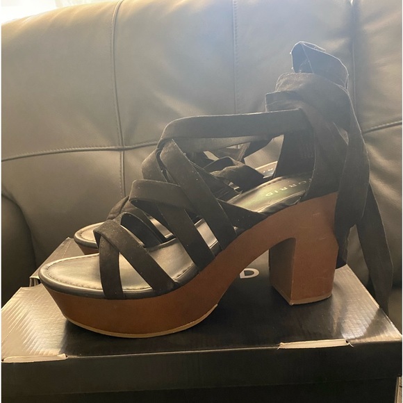 Torrid Black Ankle wrap wooden heel - Picture 2 of 3